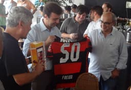 Freixo recebe camisa do Flamengo (Foto: Igor Siqueira)