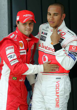 Felipe Massa e Lewis Hamilton brigaram ponto a ponto pelo Mundial de 2008 (Foto: HUSEYIN CAGLAR / AFP)
