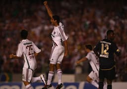 2/12/2009 - Fluminense 3x0 LDU: Gum comemora o terceiro gol do Fluminense, mas não foi suficiente para conquistar o título
