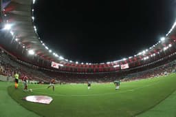 Flamengo em duelo contra o Coritiba no Maracanã
