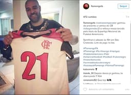 Adriano Imperador posa com camisa de Futebol Americano do Flamengo