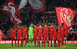 Liverpool fazendo um minuto de silêncio pela Chapecoense - Liverpool x Leeds