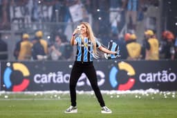 Carol Portaluppi comemorou o Grêmio campeão da Copa do Brasil, no gramado