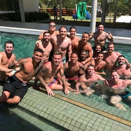 Neymar posa para foto em piscina com os amigos