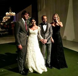 Kaká e sua namorada Carolina Dias compareceram ao casamento de Lucas Moura e Larissa Saad