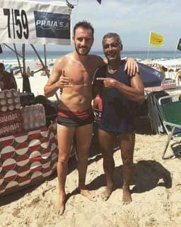 Mancuello e Romário treinam na praia