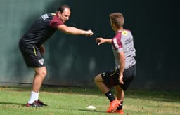 Lucas Fernandes treina com Rogério Ceni no CT