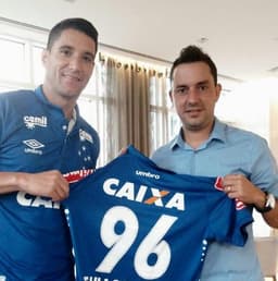 Thiago Neves com a camisa do Cruzeiro (Foto: Reprodução)