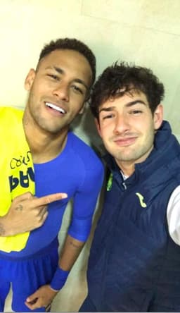 Neymar e Pato após a partida entre Barcelona e Villarreal