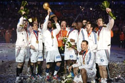 Jogadores da França comemoram o título mundial de handebol de 2015 (Divulgação)