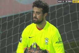 Zagueiro brasileiro vai para o gol em jogo da Taça de Portugal
