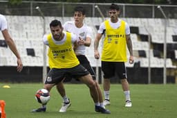 Leo Cittadini disputa bola com Thiago Maia no treino&nbsp;