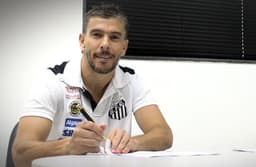 Leandro Donizete assinando contrato com o Santos