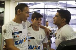 Elenco do Santos realiza treino regenerativo