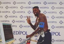 Adebayor realizou nesta manhã exames médicos antes de acertar com seu mais novo time, o Istanbul Basaksehir, vice-líder do campeonato turco