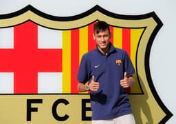 1) Maior estrela do país, Neymar deixou o Santos para assinar com o Barcelona por 88,2 milhões de euros (2013)