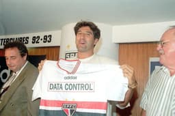 Em 1997, Renato Gaúcho foi apresentado pelo São Paulo, mas nunca assinou contrato. Tudo não passou de uma provocação do&nbsp;jogador com o Fluminense, que tinha uma dívida com ele. Depois de alguns dias, o Tricolor carioca pagou o que devia e Renato voltou para Laranjeiras