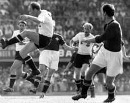 Áustria 7 x 5 Suíça - Copa do Mundo de 1954 - Com 12 gols, este é o jogo em que a rede balançou mais vezes na história das Copas, em duelo válido pelas quartas de final do Mundial na Suíça