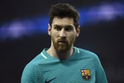 Sobrou para o Messi explicar o que houve em campo. Alguém anotou a placa?