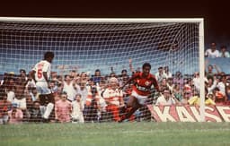 1) Bujica teve seu dia de herói no clássico de 1989. O atacante fez os gols na vitória do Fla por 2 a 0 sobre o Vasco, no Brasileiro