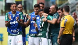 Eduardo Baptista abraça Keno após gol contra a Ferroviária (Foto: Cesar Greco/Palmeiras)