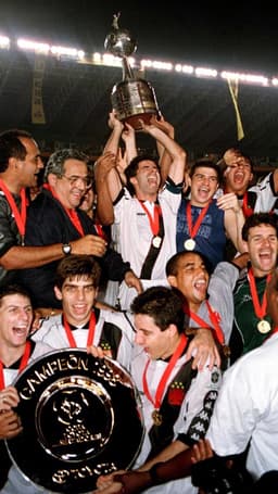 O Vasco ficou com a taça no ano de 1998, superando sem sustos o Barcelona de Guayaquil na decisão