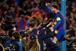 Até o sempre frio Messi se rendeu ao clima de comemoração