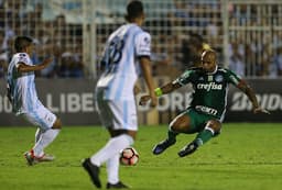 Felipe Melo chega firme em jogada diante do Tucumán