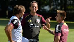 Lugano conversa com o técnico Rogério Ceni e o lateral Buffarini no CT