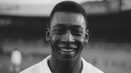 Considerado o atleta mais bem pago do mundo, Pelé assinou com o New York Cosmos em 1975 e se aposentou pelo clube