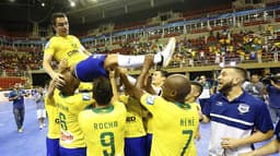 Falcão é celebrado pelos jogadores após vitória sobre a Colômbia<br>