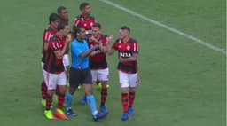 No finzinho de Fla 2x2 Vasco, Luiz Antônio Silva dos Santos marcou pênalti de Renê. Mas a bola tocou na barriga do rubro-negro&nbsp;