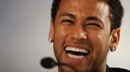Neymar concedeu entrevista coletiva e esbanjou alegria