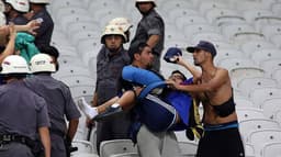 Confira imagens da briga entre torcedores chilenos e policiais