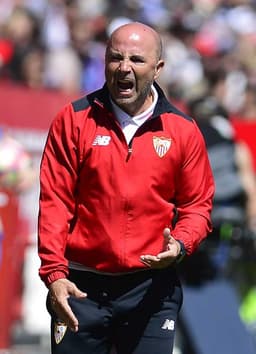 Jorge Sampaoli, do Sevilla, é um dos nomes cotados para assumir o comando da Argentina. O treinador não vem fazendo um grande trabalho no time espanhol, o que pode facilitar a saída