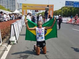 Caio Bonfim comemora o ouro na prova dos 20 km do Circuito Mundial de marcha atlética (Divulgação)