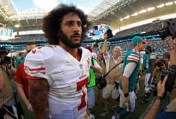Colin Kaepernick, da NFL, chamou a atenção do mundo ao se negar a cantar o hino dos Estados Unidos em protesto a intolerância racial no país