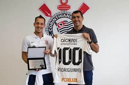 Rodriguinho recebeu camisa e placa comemorativa de Fabio Carille