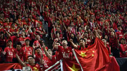 Protesto de torcedores no jogo entre Guangzhou Evergrande e Eastern de Hong Kong
