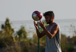 Gustavo Scarpa treinou bem e está relacionado para o duelo contra o Grêmio