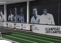Pintura da academia do Santos com frase que lembra o hino do Corinthians