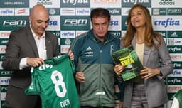 Cuca, com Galiotte e Leila, é apresentado na volta ao Palmeiras