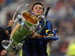 Com 160 partidas aparece o ex-lateral argentino Javier Zanetti, campeão pela Internazionale em 2010