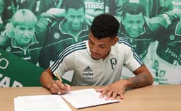 Juninho assinou contrato na noite de terça-feira (Foto: Cesar Greco/Palmeiras)