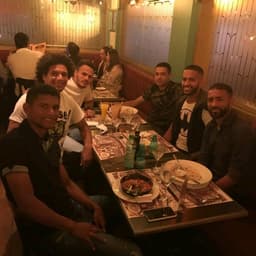 Jogadores de Flamengo, Fluminense e Vasco, jantam juntos na Zona Oeste do Rio