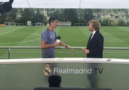 Cristiano Ronaldo dando entrevista para a TV do Real Madrid