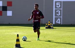 Thiago Mendes treina após lesão no joelho