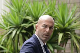 Zinedine Zidane completa 45 anos nesta sexta-feira, 23 de junho, e o LANCE! decidiu relembrar a carreira de um dos maiores ídolos do futebol mundial