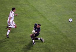 Em 2005 o Liverpool foi campeão, mas o Milan marcou um golaço no empate por 3 a 3. Kaká deu um passe que rasgou a defesa rival e Crespo deslocou o goleiro com um toque de grande categoria