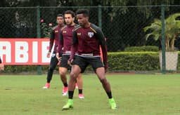 Thiago Mendes e Wellington Nem treinam com bola
